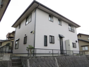 N様ご邸宅／2018年11月竣工 外壁：ナノコンポジットW／屋根：クールタイトSi 竣工2