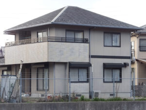 Y様ご邸宅／2018年6月竣工 外壁：セラミクリーン／屋根：クールタイトSi／玄関扉カバー工法改修 着工前3